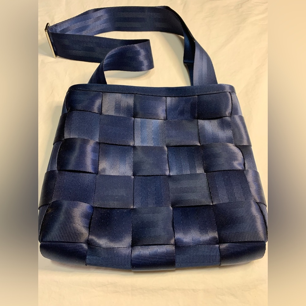 Harvey’s Blue seatbelt crossbody purse - Picture 2 of 7